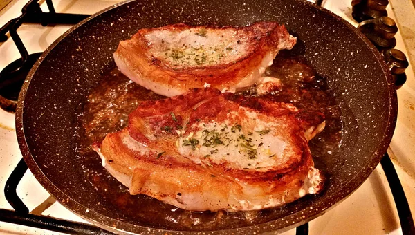 Bir tavada domuz eti biftek