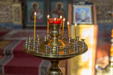 Kilisede mum yakmak.