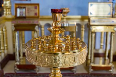 Kilisede mum yakmak.