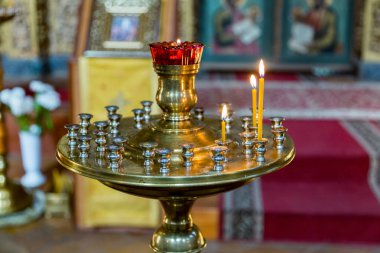 Kilisede mum yakmak.