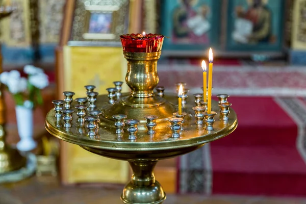 Kilisede mum yakmak.