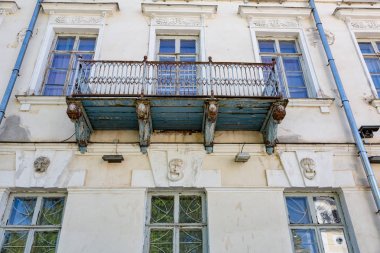 terk edilmiş eski bir ev