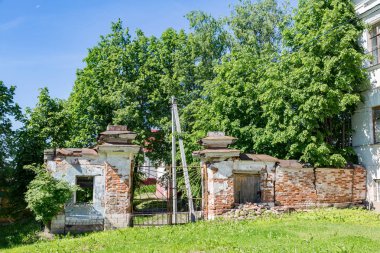 terk edilmiş eski bir ev
