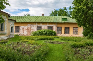 terk edilmiş eski bir ev