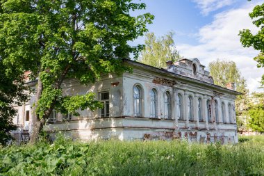 terk edilmiş eski bir ev