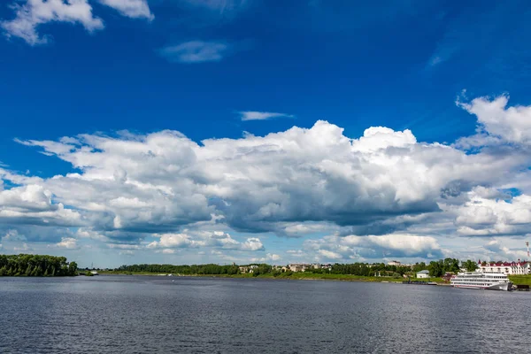 La grande rivière russe Volga — Photo