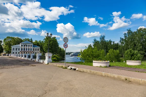 Никольский мост XIX века в Угличе, Россия — стоковое фото