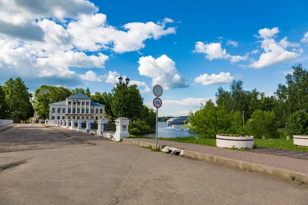 Никольский мост XIX века в Угличе, Россия — стоковое фото