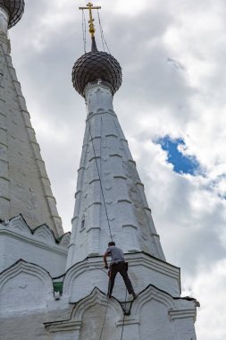 Kilisenin alt yıkar