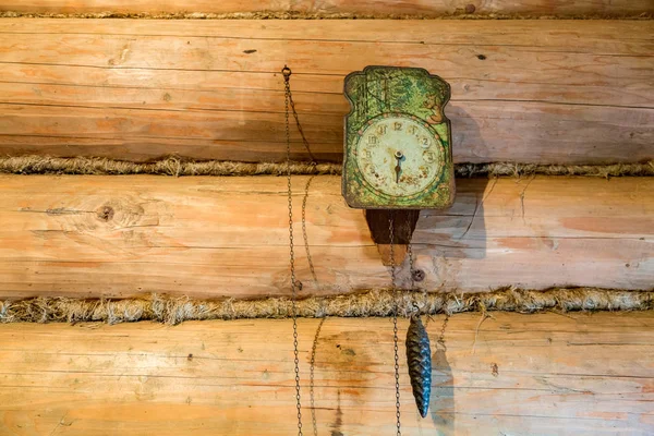 나무 벽에 걸려 있는 오래 된 시계 — 스톡 사진