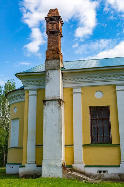 Кирпичная труба старого здания — стоковое фото