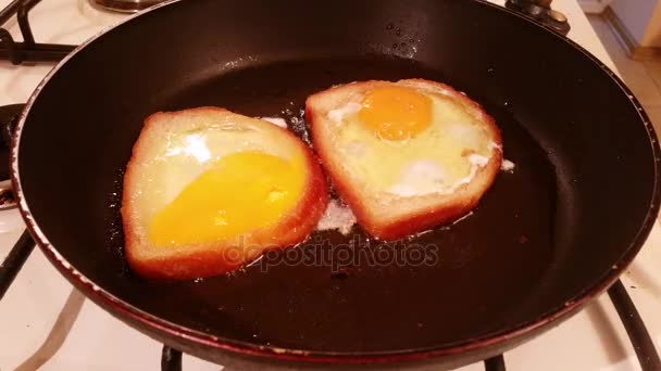 Œufs frits avec pain 