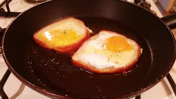 Œufs frits avec pain 