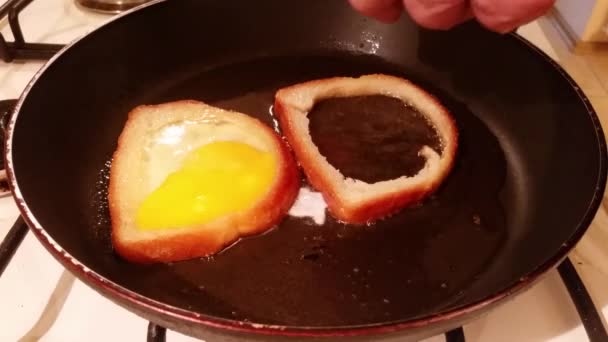 Œufs frits avec pain 