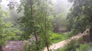 Parkta şiddetli yağmur