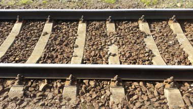 Demiryolu rayları ve uyuyanlar