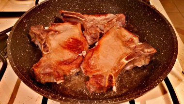 Bir tavada domuz eti biftek