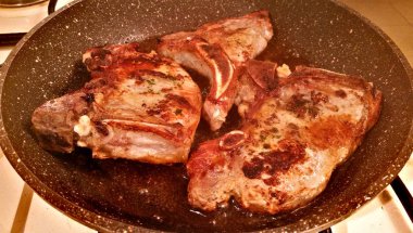 Bir tavada domuz eti biftek