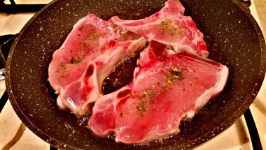 Bir tavada domuz eti biftek