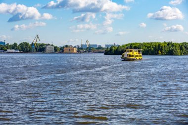 Küçük nehir gemisi