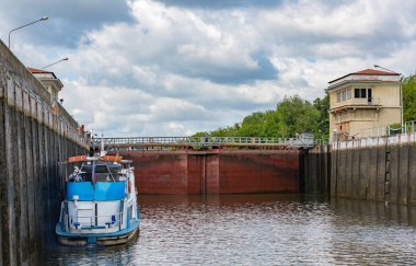 Küçük nehir gemisi