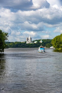 Küçük nehir gemisi