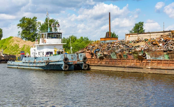 Pequeño barco fluvial — Foto de Stock