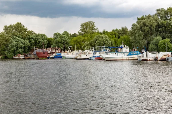 Kleines Flussschiff — Stockfoto