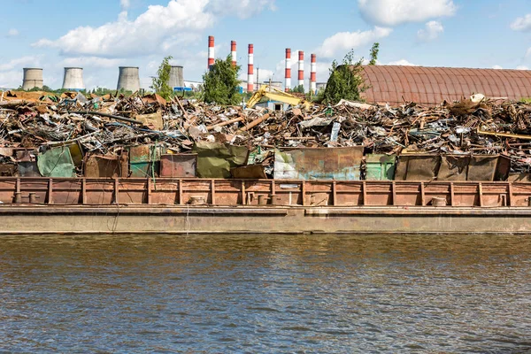 Hoop schroot op de rivieroever — Stockfoto