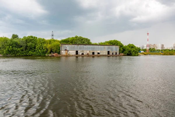 Hangar en la barcaza del río — Foto de Stock