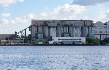 Sanayi Bölgesi Nehri üzerinde