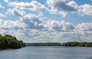 Şehir nehir manzarası
