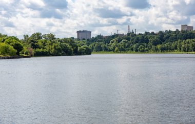 Şehir nehir manzarası