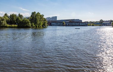 Şehir nehir manzarası