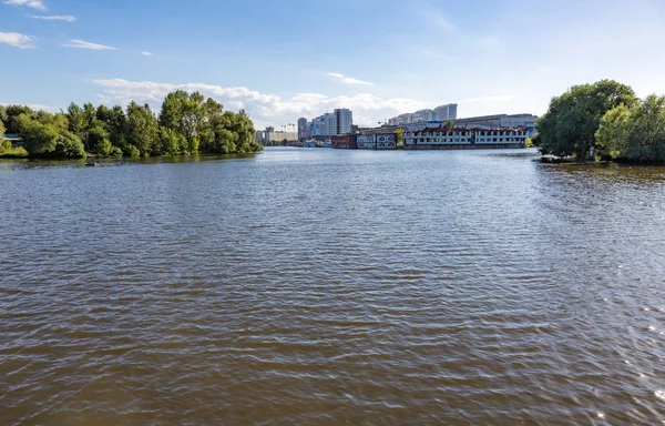 Ciudad río paisaje — Foto de Stock