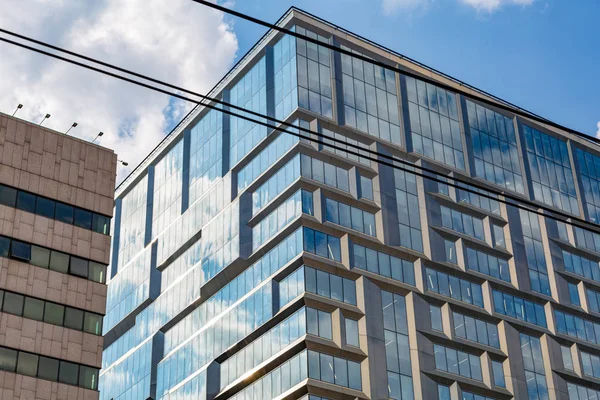 Ventanas de vidrio del edificio de negocios — Foto de Stock