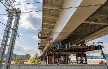 Bir otomobil köprü inşaatı