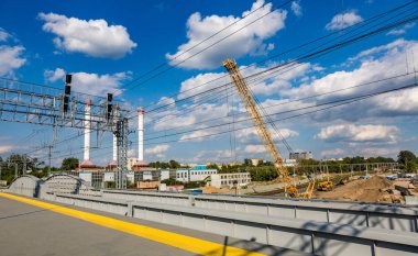 Bir otomobil köprü inşaatı