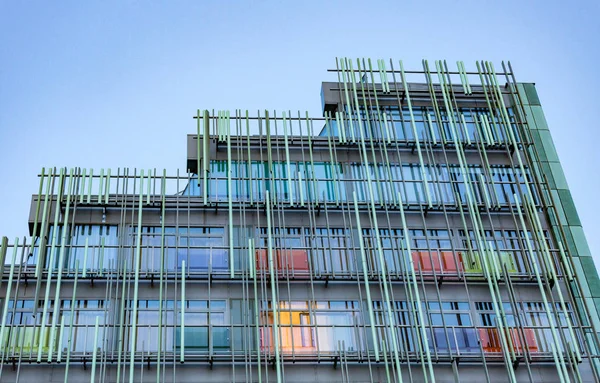 Işletme binası olarak cam pencereler — Stok fotoğraf