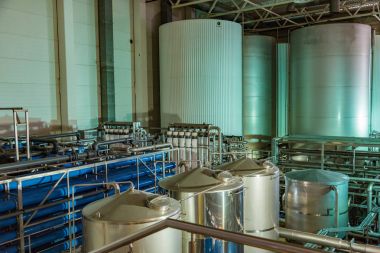 Fabrika mağazalarda bira üretimi için donatım