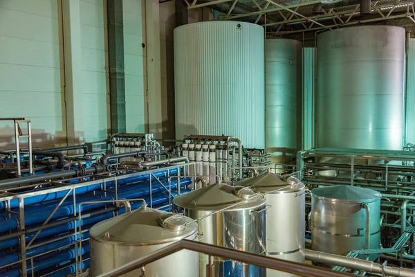 Utrustning för tillverkning av öl i fabriken butiker — Stockfoto