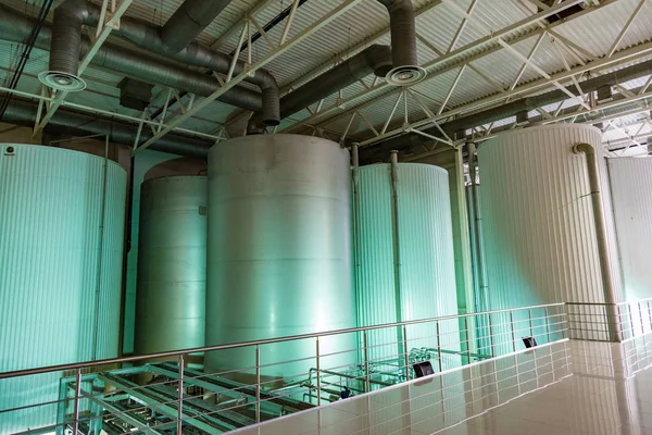 Equipamento de produção de cerveja em lojas de fábrica — Fotografia de Stock