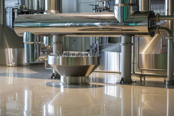 Equipos para la producción de cerveza en talleres de fábrica — Foto de Stock