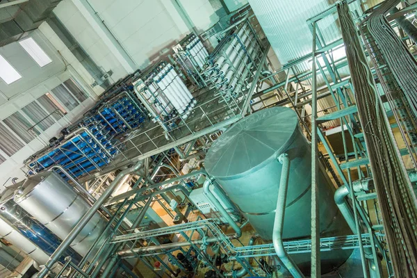 Ausrüstung für die Produktion von Bier in Fabrikhallen — Stockfoto