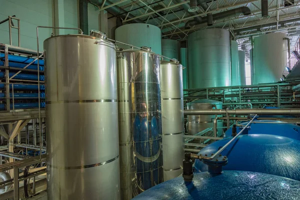 Équipement pour la production de bière dans les ateliers d'usine — Photo