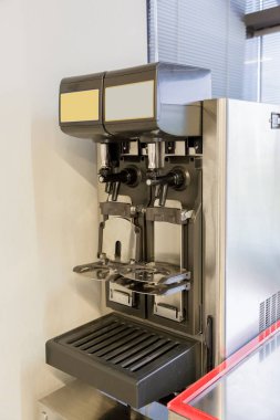 Bira dökerek makine