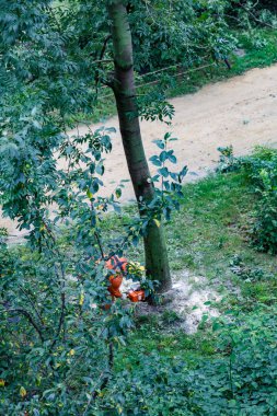 İşçi chainsaw ile üniformalı