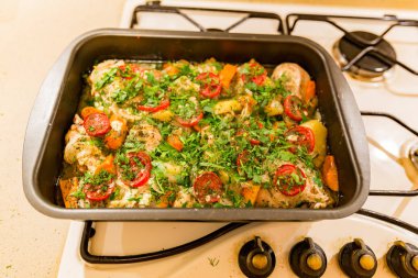 Patates ve sebzeli kızarmış tavuk.