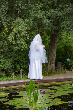 Beyaz elbisesi içinde gelin