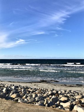 Okyanusun kayalık kıyısı